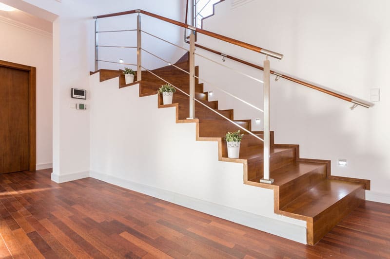 Contemporary bannister with metal brackets