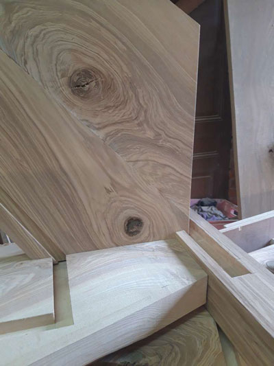 newel fitting into stringboard and step